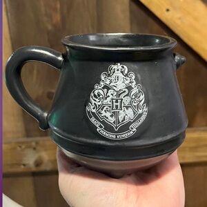 Black Hogwarts Crest Mug